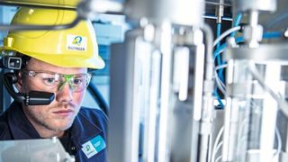 Mit Datenbrille und Helmkamera: Industriedienstleiter Bilfinger machte im Corona-Jahr Instandhaltern vor Ort Expertenwissen digital zugänglich. (Bild: Bilfinger)