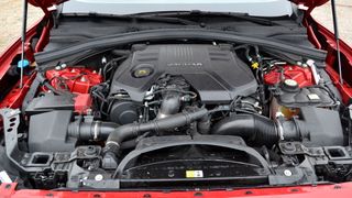 Wie lange wird es noch Fahrzeuge mit Verbrennungsmotor zu kaufen geben? Die Stimmen für einen Stopp mehren sich. (Bild: Michel/»kfz-betrieb«)