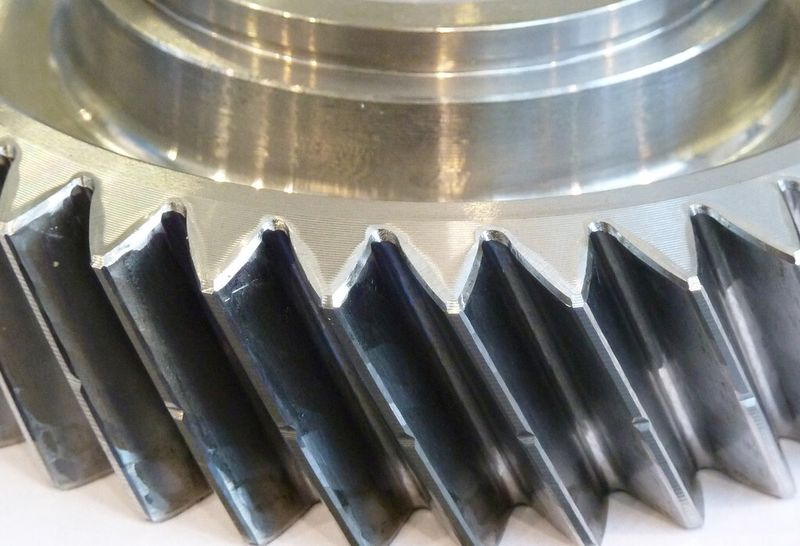 Fasenausbildung im Vergleich: Drückentgraten (Bild: Liebherr)