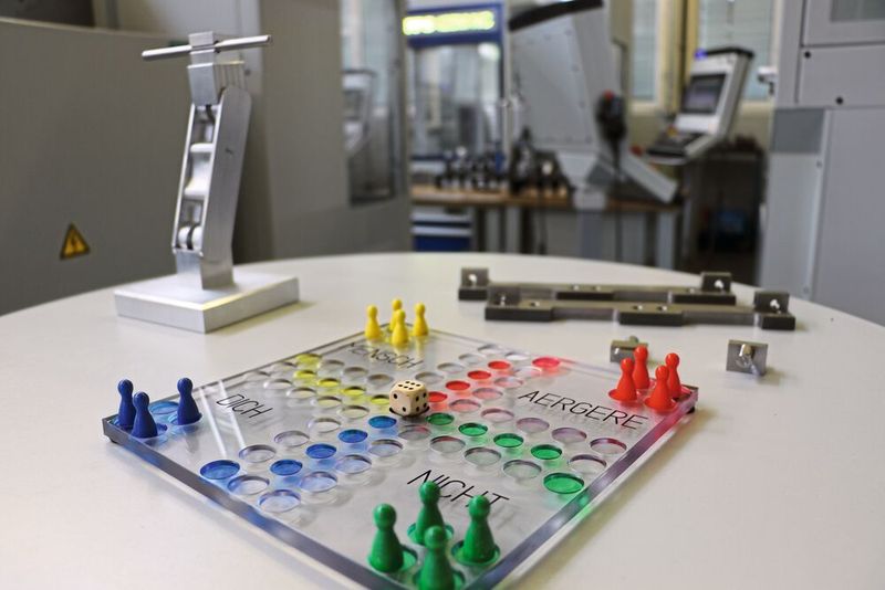 Die in der FPS Dualmaster integrierte Arbeitsschrittprogrammierung ist so intuitiv bedienbar, dass Lehrlinge und Praktikanten bei Hoerbiger schon nach dem ersten Schulungstag selbstständig die Oberfläche dieses Mensch-ärgere-Dich-nicht-Spiels programmieren können. (Bild: FPS Werkzeugmaschinen)