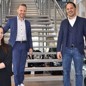 Haben ein ausgeklügeltes Vertriebskonzept für die Elektromobilität auf die Beine gestellt: (v.l.) Carolin Zoller, Assistentin der Geschäftsführung, Geschäftsführer Andreas Reiser und Boris Pflaum, Marketingleiter des Autohauses Hofmann & Wittmann.(Bild:  Mauritz/»kfz-betrieb«)