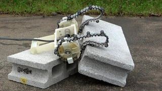 Smurf mit einrädriger, flexibler Schiene beim Klettern auf Geröll. (Cursor)