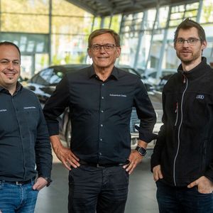 Haben sich einer werteorientierten Führung verschrieben – und leben die Werte selbst: (v.l.) Serviceleiter Gerrit Klein, Geschäftsführer Hans Herrmann und Stephan Otto, Assistent der Geschäftsführung.(Bild:  Jonas Blank)