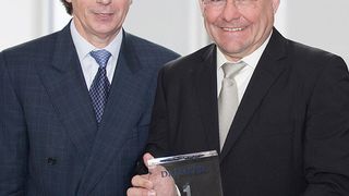 Axel Berger (li.), Vorstandschef der Car Garantie, übernimmt den Preis „Versicherer des Jahres“ von Klaus Entenmann, Vorstandschef von Daimler Financial Services. (Foto: Car Garantie)