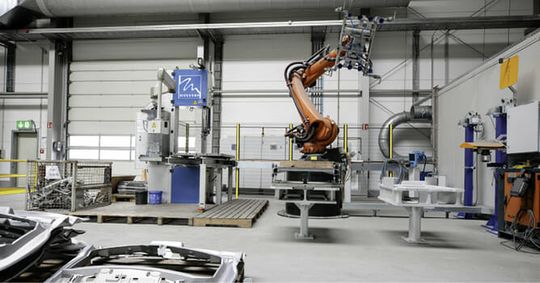 (Selbstentwickelte Roboterzelle für das Nachbearbeiten von Gussteilen. Bild: Grunewald GmbH & Co. KG)