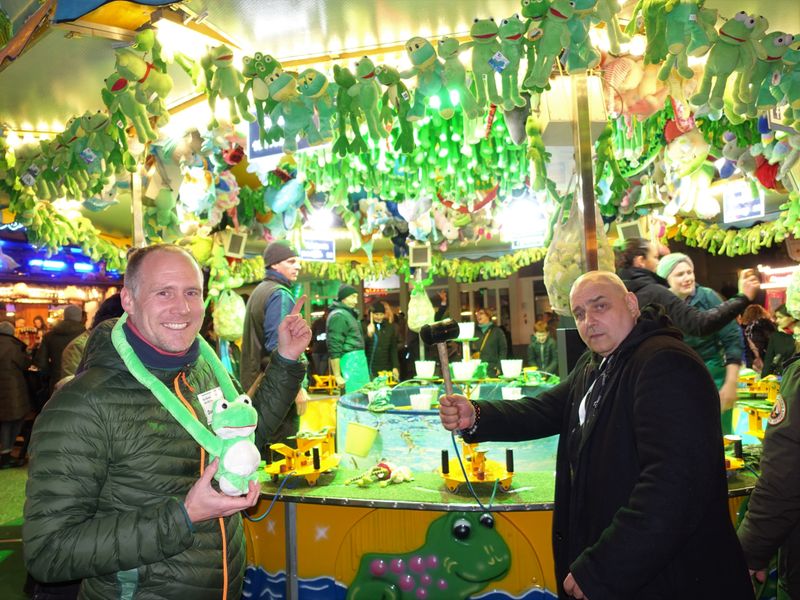 Wenn Andreas Müller, S&K, den Frosch küsst, welche Gestahlt wohl erscheinen wird? Kai Frieben, Western Digital, hält sich schon einmal bereit. (Bild: IT-BUSINESS)