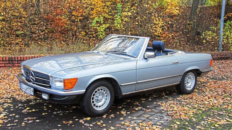 3. Preis: 1982 hatte eine Dame diesen 280 SL der Baureihe R 107 als Neuwagen von ihrem Mercedes-Benz-Händler übernommen. In Silbermetallic mit blauem Leder hatte sie ihn dort bestellt, ein Hardtop war auch dabei. Sehr sorgfältig ist sie mit ihrem Schmuckstück in den vielen Jahren umgegangen, die sie gemeinsam verbrachten. Sogar um das Weiterleben ihres Wagens machte sie sich Gedanken: Nach ihrem Tod, so verfügte sie, sollen die Freunde des R 107-Clubs sich um ihren SL mit klassischen Barockfelgen kümmern. Die entschieden nach gründlicher Beratung im Jahr 2019, mit dem Wagen Gutes zu tun und ihn der Lebenshilfe Gießen als Spende zu übergeben.  (Lebenshilfe Gießen)