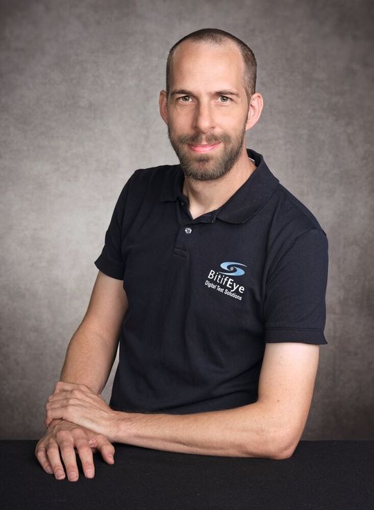 „Nur weil die Datenverbindung grundsätzlich funktioniert, bedeutet das nicht, dass sie robust genug für den späteren Feldeinsatz ist“, sagt Jan Claes, Director Testing & Certification bei BitifEye.(Bild:  BitifEye)