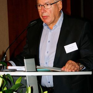 (Dominik Faust)