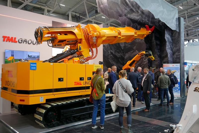 Die TML Group präsentierte auf der Bauma erstmals den Unidachs 430 RK. Die mobile Arbeitsmaschine ist funkferngesteuert und eignet sich daher für schwierig zugängliche Bereiche. Kombiniert wird der Unidachs mit einem um 360 Grad drehbaren Teleskoparm.  (Bild: Sandro Kipar/VCG)