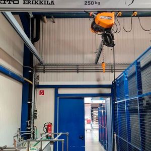 Kito-EQ-Elektrokettenzug bei Hentschel Harteloxal.(Bild:  Kito)