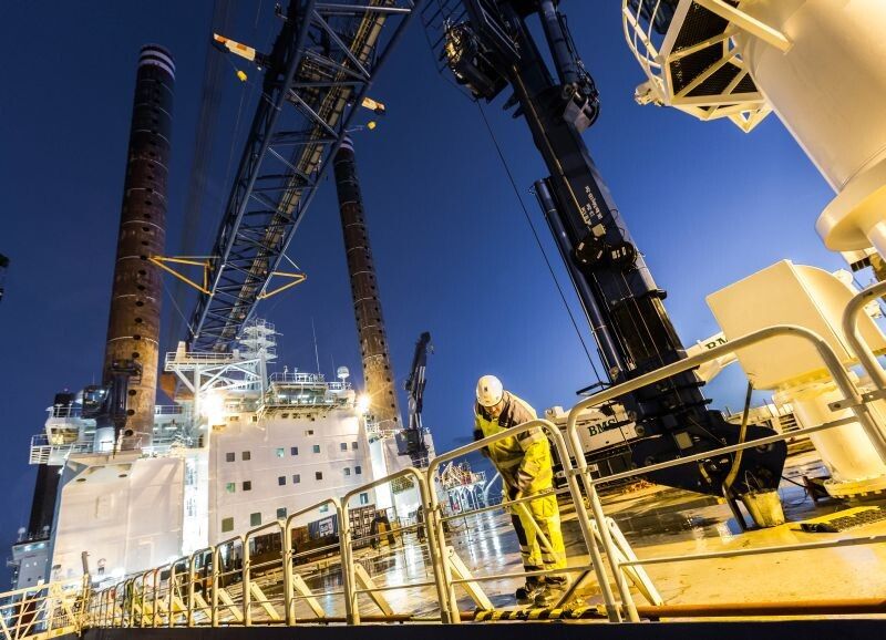 Techniker verladen die beiden Maschinenhäuser der Windenergieanlagen mit einer Leistung von 6 Megawatt auf das Installationsschiff SEA INSTALLER. Diese zentrale Komponente ist etwa 15 Meter lang; der Durchmesser beträgt ca. 6,5 Meter. Diese eigens für den Offshore-Einsatz konzipierte Windturbine greift auf das getriebelose Antriebskonzept von Siemens zurück. Mit rund 50 Prozent weniger Komponenten und einer geringeren Anzahl rotierender Teile kann neben dem Gewicht auch der Serviceaufwand deutlich reduziert werden. Dies trägt dazu bei, die Kosten der Offshore-Technologie weiter zu senken. (Siemens)