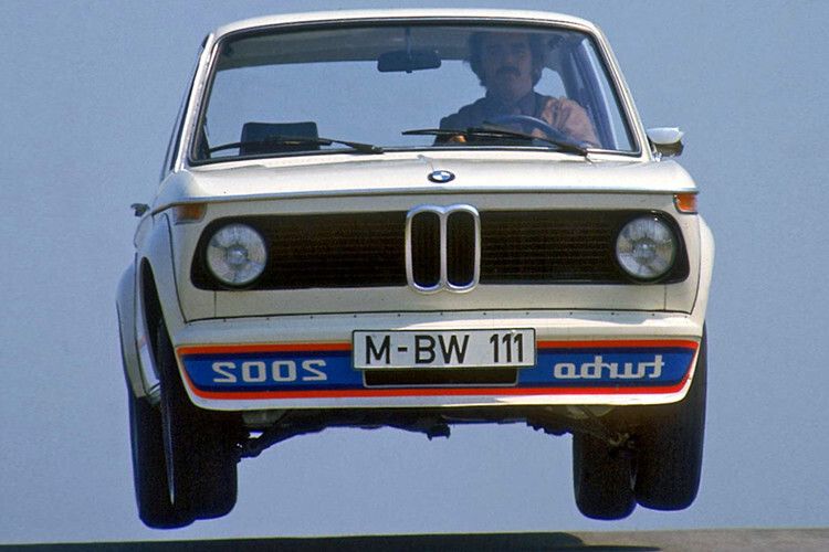 Der 1.080 Kilogramm leichte Zweitürer sprintete in nur 6,9 Sekunden aus dem Stand auf Tempo 100 und distanzierte damit sogar fast alle Porsche-911-Typen. Die Spitzengeschwindigkeit war bei 210 km/h erreicht. (Foto: BMW)