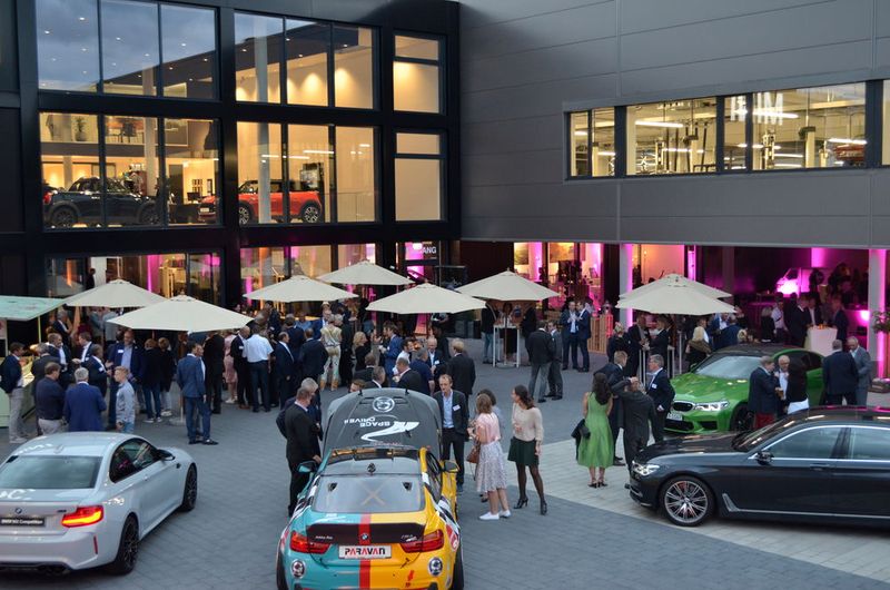 Nach dem offiziellen Teil genossen die Gäste im produkttechnisch gut ausgestatteten Innenhof das spektakuläre Buffet. (Bild: Rehberg / »kfz-betrieb«)