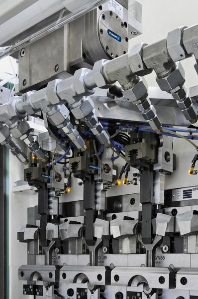 Entscheidende Faktoren beim Pleuelhandling sind die Prozessstabilität, minimale Störkonturen und ein möglichst geringer Wartungsaufwand. Aus diesem Grund nutzt AMT ein wartungsfreies Drehmodul, zentral geschmierte Universalgreifer und eine Werkstückabfrage über Näherungsschalter. (Bild: Schunk)