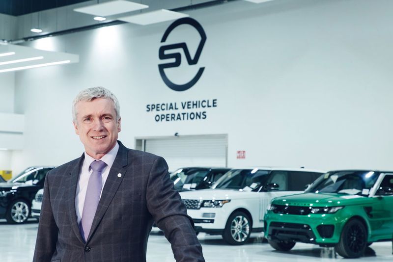 „Hier werden Träume wahr“, schwärmt Hausherr Mark Stanton und verweist auf die Range-Rover Top-Modelle SVAutobiography und den bislang stärksten Jaguar, den F-Type SVR mit 575 PS. (Jaguar Land Rover)