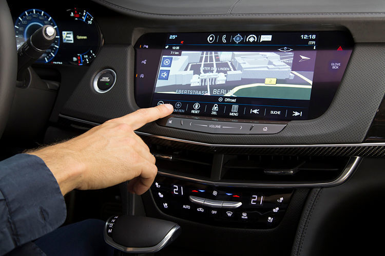Ein großer Touchscreen-Monitor in der Mittelkonsole bietet neben dem Navigationssystem diverse andere Bedienmöglichkeiten. (Cadillac)