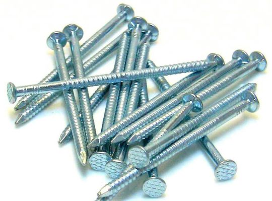 Das sind Palettennägel, aus denen die bekannten Transport-Unterkonstruktionen aus Holz gefertigt werden. Doch die bestehen aus russischem Spezialstahl, den es sanktionsbedingt kaum noch gibt. Müssen die Palettenhersteller in Deutschland also bald die Hämmer fallen lassen?(Bild:  HPE)