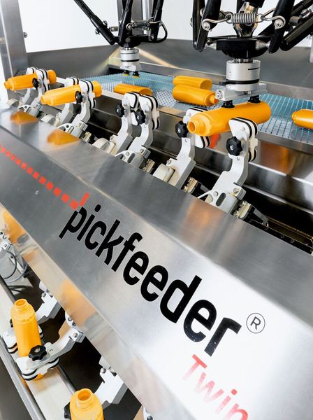 XTS übernimmt die liegend zugeführten Flaschen von der Robotik und übergibt sie anschließend stehend und exakt synchronisiert an das Ausgangsförderband. (Bild: © Packfeeder; Ivan Raga Photographer)