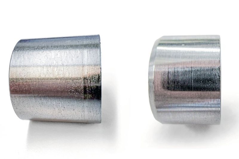 Vergleich der typischen Oberfläche eines Drehteils (links) mit einer durch Aussenreiben fertigbearbeiteten Buchse.   (Bild: Vollrath)