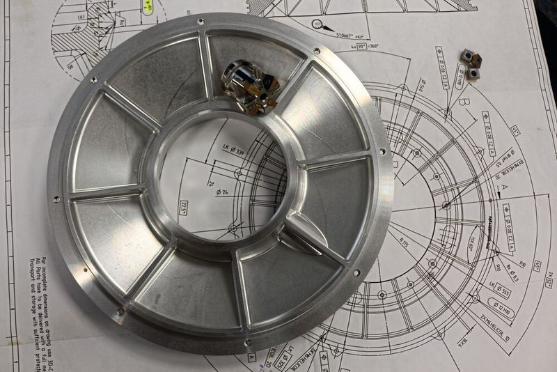 Nach knapp 100 Minuten Bearbeitungszeit ist das Lagerschild aus Titan fertig. (Iscar)