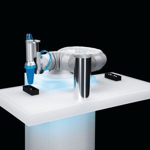 Der Bionic Soft Arm als klassische SCARA-Anwendung mit Pick-and-Place-Aufgabe: Er kann auch auf engstem Raum um Hindernisse herum arbeiten.