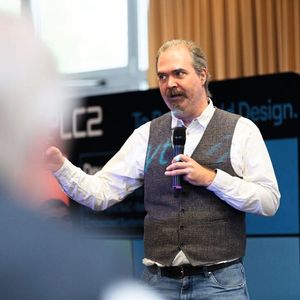 Begrüßung der Teilnehmer durch Sebastian Gerstl, Fachredakteur Embedded Systeme der ELEKTRONIKPRAXIS.(Bild:  Tobi Giessen)