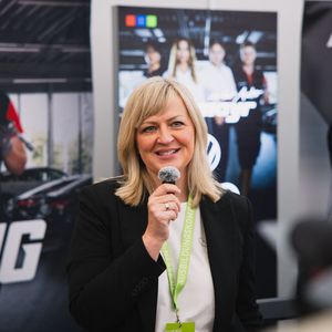 Die Marketingleiterin von Stiglmayr, Martina Staud, hat den „Ausbildungskompass“ mit initiiert. In diesem Jahr zog die Messe rund 1.800 Besucherinnen und Besucher an.(Bild:  Felix Reiser/KUS)