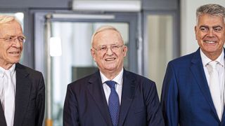 Martin Winterkorn im Landgericht Braunschweig zwischen seinen Verteidigern Kersten von Schenk (links) und Felix Dörr. (Bild: picture alliance/dpa)