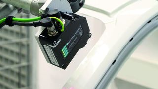 Eine Hochleistungskamera ermittelt durch Lasertriangulation die Position und Größe der Kleberaupe für die Frontscheibe. (Bild: VMT Systems)