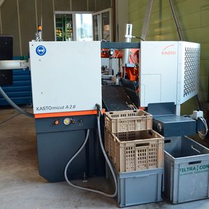 Hier ein Blick auf die automatische Bandsäge Kastomicut A 2.6, die Mechtop für Abläng- und Gehrungsschnitte bei Rohren, Profilen und Vollmaterial einsetzt.(Bild:  Kasto)