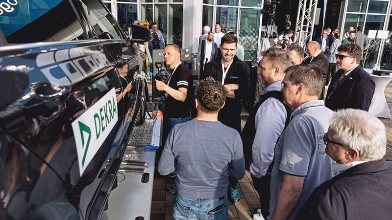 Für reges Interesse sorgte auch in diesem Jahr wieder die Live-Reparatur. In diesem Jahr ging es um die Instandsetzung einer Außenhaut ohne jeglichen Teiletausch. (Bild: Stefan Bausewein)