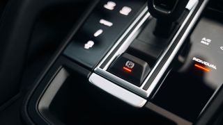 Ein Druck aufs Knöpfchen genügt, um die elektrische Parkbremse zu aktivieren und das Fahrzeug sicher auch an abschüssiger Stelle zu parken.  (Bild: Moose - stock.adobe.com)