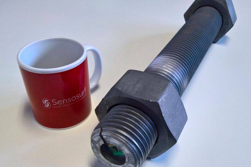 Das 2016 in Bremen gegründete Startup Sensosurf widmet sich vor allem der Entwicklung intelligenter Maschinenkomponenten für den Bereich vorausschauende Wartung. Zu diesem Zweck integriert Sensosurf Sensoren unmittelbar in Standard-Maschinenelemente wie Lager, Hebel, Führungen oder Schrauben. Zur Gewährleistung einer gleichbleibend hohen und skalierbaren Datenqualität für das Machine Learning verwendet Sensosurf neben der passenden Elektronik auch ein speziell abgestimmtes IoT-Framework. Kunden erhalten so auf sie zugeschnittene, spezifische Informationen über ihre Komponenten, Maschinen und Prozesse. Anlässlich der CEBIT 2018 in Hannover zeigt das Team um Firmengründer Dr. Cord Winkelmann, was genau unter einer 