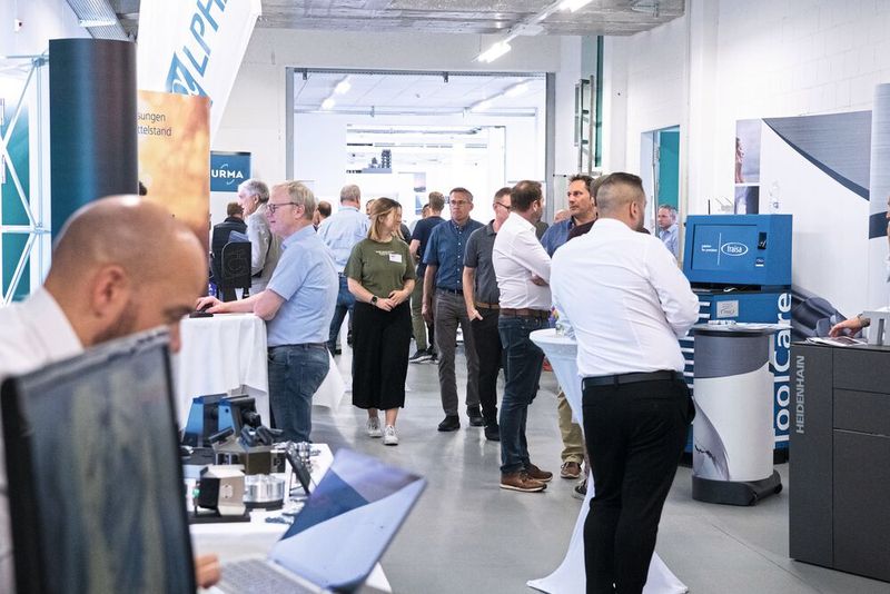 Gute Stimmung bei Ausstellern und Besuchern am SMM Technologietag bei Fehlmann (Bild: Thomas Entzeroth)