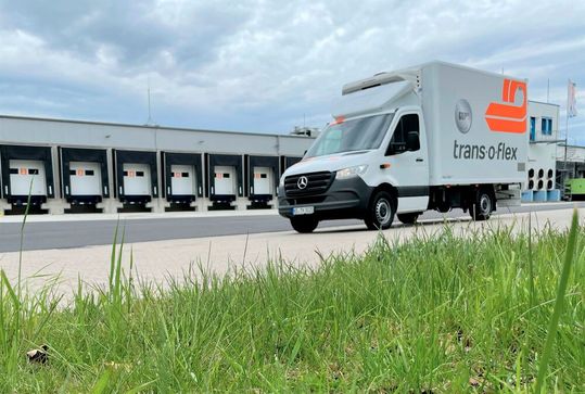 Trans-o-flex Thermomed ist von einer elektrischen Mitsubishi-Kühlung so begeistert, dass der Transportunternehmer jetzt von VW und Mercedes insgesamt 174 Transportfahrzeuge kauft und diese damit ausstattet. Lesen Sie hier, welche Vorteile die Kühlinnovation bringt. Trans-o-flex Thermomed ist von einer elektrischen Mitsubishi-Kühlung so begeistert, dass der Transportunternehmer jetzt von VW und Mercedes insgesamt 174 Transportfahrzeuge kauft und diese damit ausstattet. Lesen Sie hier, welche Vorteile die Kühlinnovation bringt.