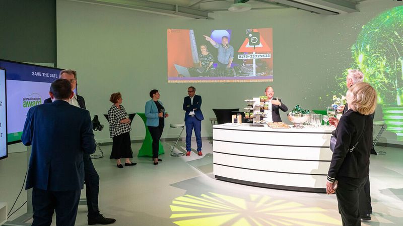 Während die Sponsoren und Veranstalter des Gebrauchtwagen Awards im kleinen Kreis auf die Gewinner anstießen, heizte die Tanzbande als Live DJ Act den Zuschauern der Preisverleihung ordentlich ein. (Stefan Bausewein)