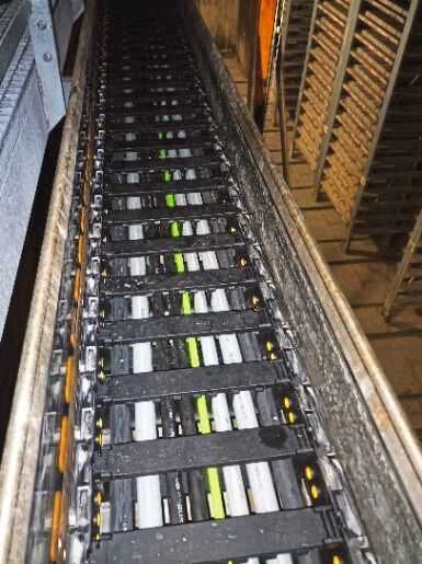 Sie hat eine Führungsrinne aus Edelstahl mit einer gleitenden Kunststoffkette für einen längeren Verfahrweg. (Bild: Lapp)