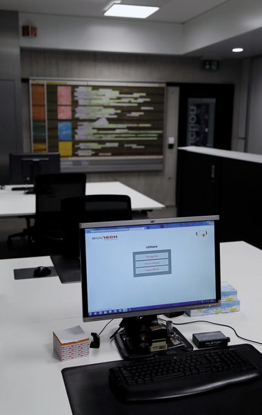 Malgré le réseau d'ordinateurs et la DNC d'atelier, un calendrier global des tâches et lots de production en cours reste d'actualité sur support papier. (Image: JR Gonthier)