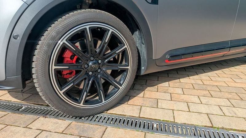 2. Brabus-Details: Unser Testwagen kam in der Top-Ausstattung Brabus. Das macht sich nicht nur an der Motorleistung (dazu später mehr), sondern auch an vielen optischen Details bemerkbar. Zum Beispiel den roten Bremssätteln, ... (Bild: Simon – VCG)