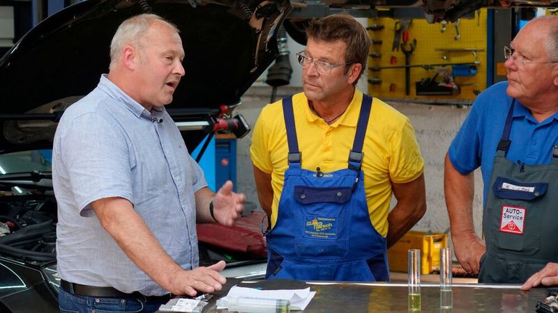 Bundesinnungsmeister und ZDK-Vizepräsident Detlef Peter Grün erklärt im Video die Position des Verbands zu E-Fuels. (Bild: Rosenow – »kfz-betrieb«)