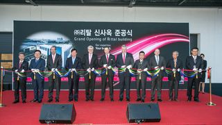 Friedhelm Loh (Mitte) eröffnete gemeinsam mit Kollegen von Rittal und Eplan das Korea Headquarter von Rittal in New Songdo City. (Rittal)