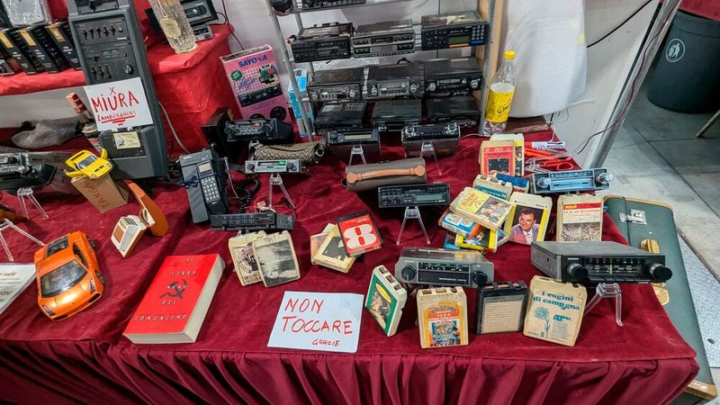 Eigentlich nur in den USA einst populär, die 8-Spur-Kassette. Das Endlosband hat acht Spuren und ermöglicht somit bis zu vier Stereoaufnahmen (bzw. acht Monoaufnahmen) auf einem Band. Damit wird die Spiellänge einer LP erreicht. (Bild: Dominsky )