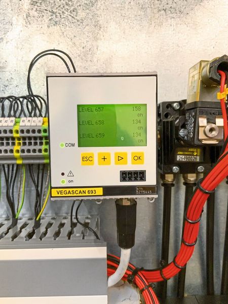 Das Steuergerät und Anzeigeinstrument Vegascan 693 erlaubt die Datenaufzeichnung von bis zu 200.000 Messwerten bei Geräten mit digitaler Schnittstelle. (Bild: Vega)