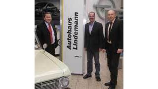 Freuen sich über die reibungslose Umstellung: (v. l. n. r.) Klaus Meier, Attribut, 
Joachim Lindemann, Autohaus Lindemann, und Damian Stec, Attribut. (Archiv: Vogel Business Media)