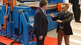 Wer seine Worte richtig einsetzt, hat es im Gespräch leichter, sein Gegenüber zu beeinflussen. (Bild: EMO Hannover)