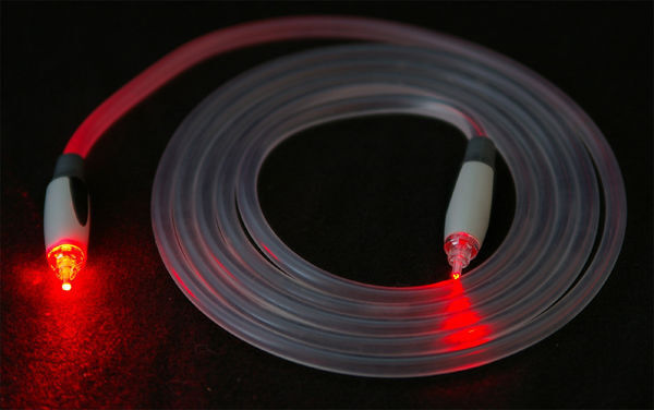Die Abbildung zeigt ein Toslink-Glasfaserkabel. (Hustvedt, Wikimedia Commons)