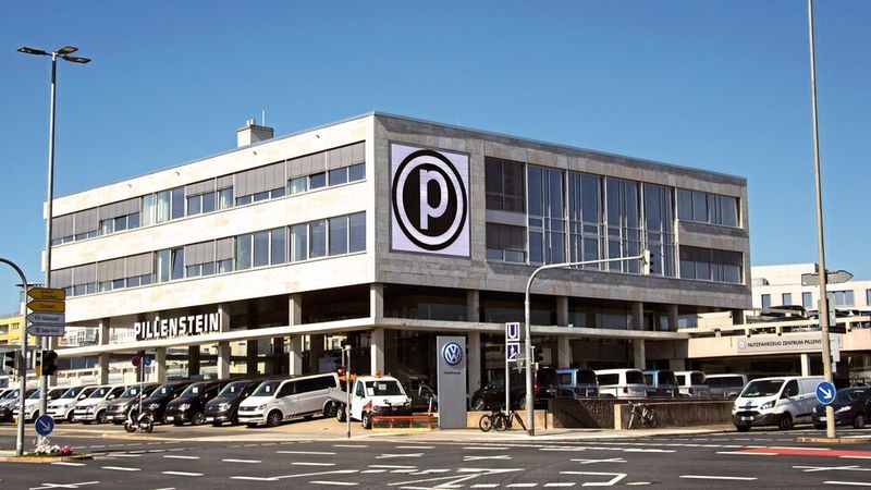 Praktisch auf der Grenze zwischen Fürth und Nürnberg hat das Autohaus Pillenstein (VW) seinen Hauptsitz. „Im Prinzip sind wir ein großer Pop-up-Store“, sagt Geschäftsführer Leopold Pillenstein. (Autohaus Pillenstein)