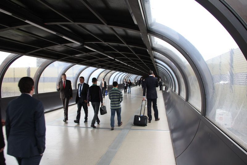 Elevated passages connecting the halls kept some visitors dry. (Source: Culp)