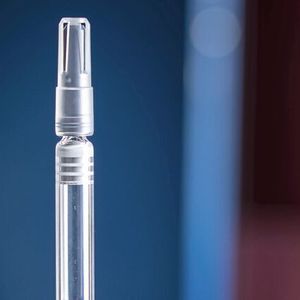 Spritze im Strahlengang: Eine (hier leere) Fertigspritze mit Schutzkappe am Experimentieraufbau mit Neutronenstrahlen des PSI. Neutronen eignen sich, um herauszufinden warum manche Fertigspritzen verstopfen: Sie durchdringen die Metallnadel fast ungehindert und machen sichtbar, falls medizinischer Wirkstoff ins Innere der Kanüle eingedrungen ist.